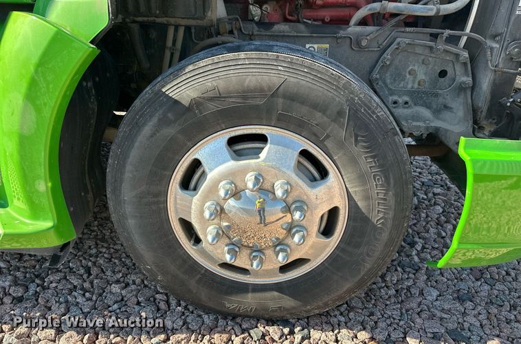 image for item YA1047 2015 Kenworth T680 semi truck