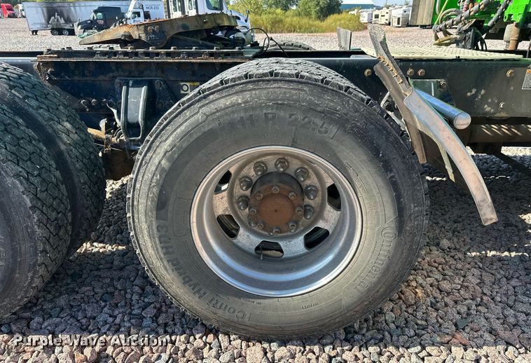 image for item YA1047 2015 Kenworth T680 semi truck