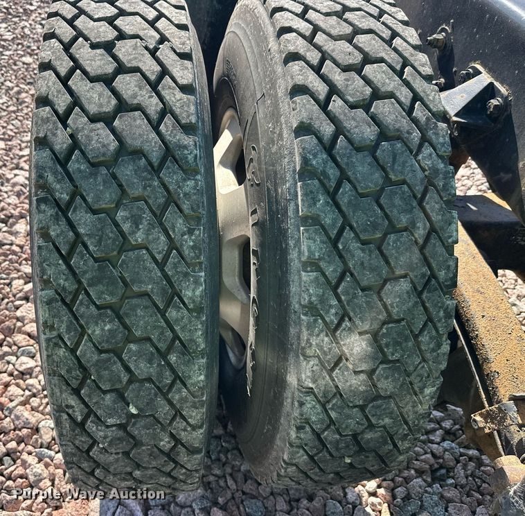 image for item YA1047 2015 Kenworth T680 semi truck