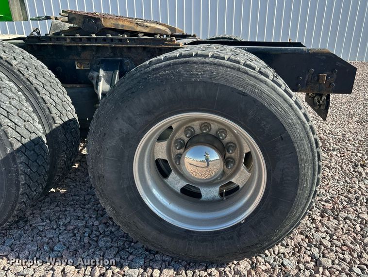 image for item YA1047 2015 Kenworth T680 semi truck