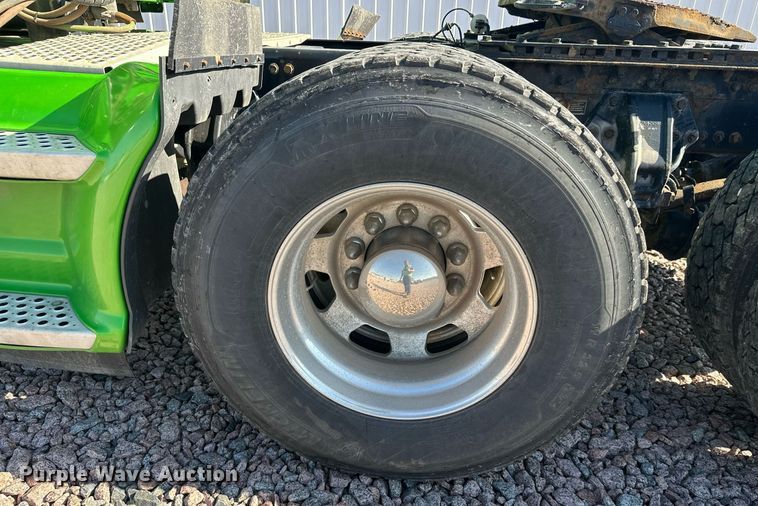 image for item YA1047 2015 Kenworth T680 semi truck