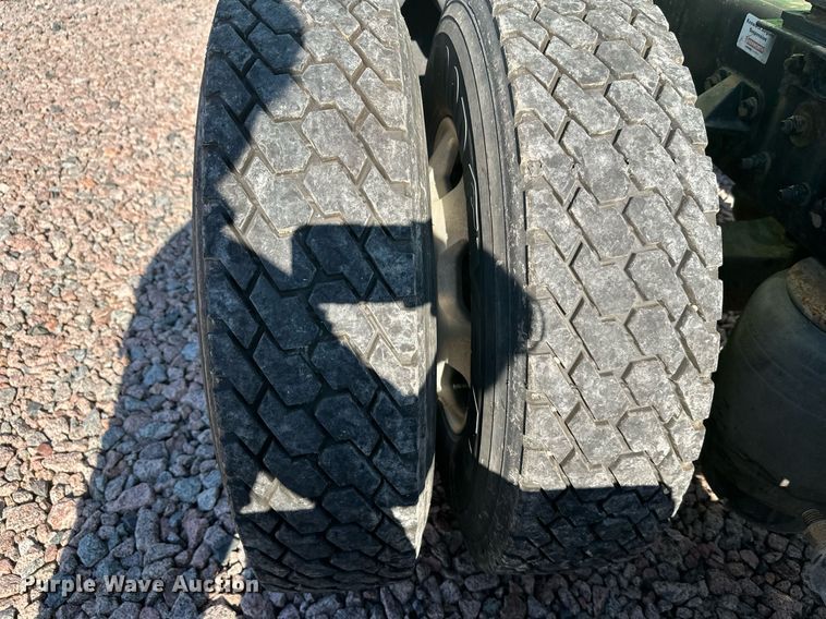 image for item YA1047 2015 Kenworth T680 semi truck