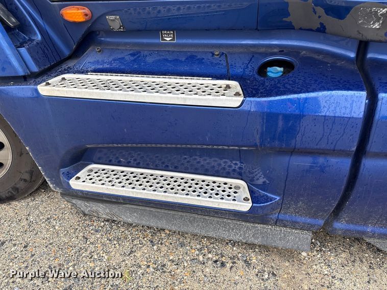 image for item YA1055 2019 International LT625 semi truck