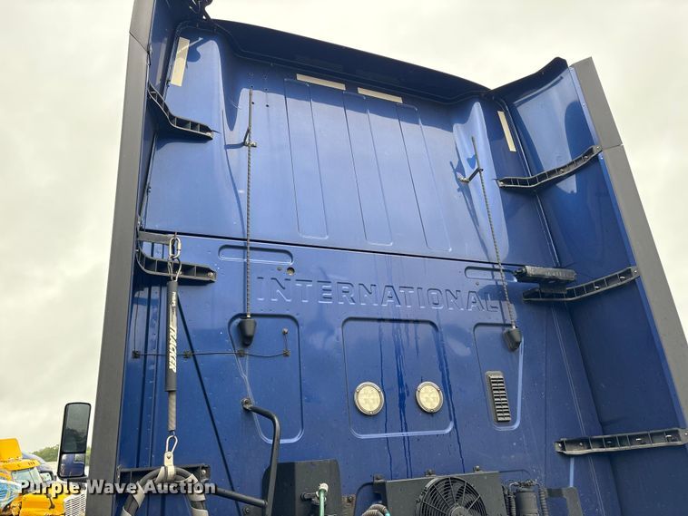 image for item YA1055 2019 International LT625 semi truck