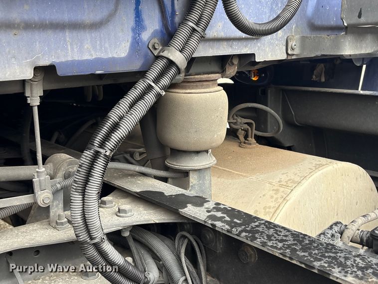 image for item YA1055 2019 International LT625 semi truck