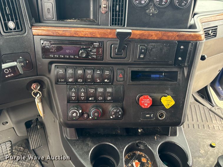 image for item YA1055 2019 International LT625 semi truck