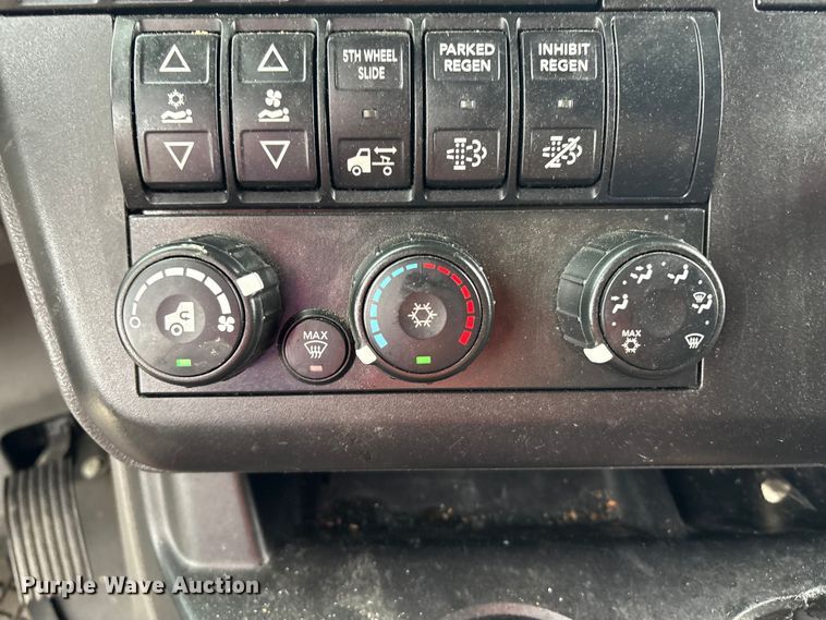 image for item YA1055 2019 International LT625 semi truck