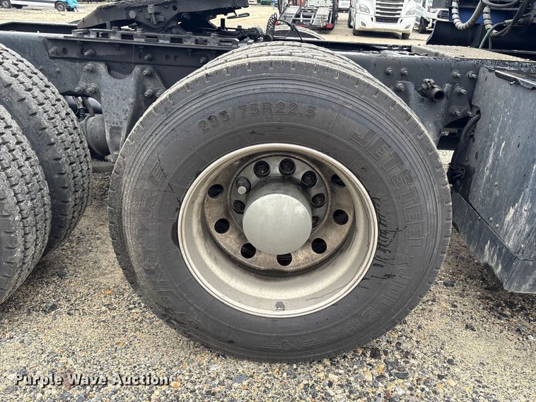 image for item YA1055 2019 International LT625 semi truck