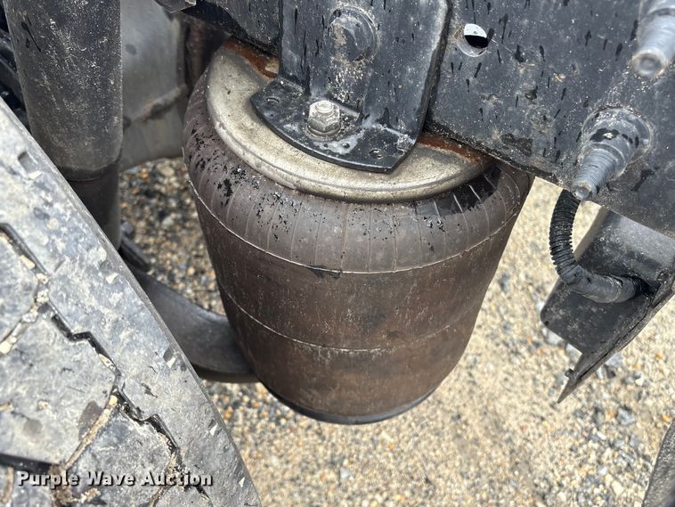 image for item YA1055 2019 International LT625 semi truck