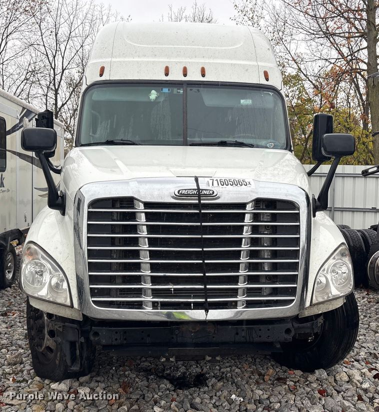 image for item YA1057 2016 Freightliner Cascadia semi truck