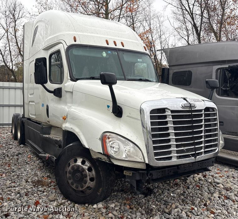 image for item YA1057 2016 Freightliner Cascadia semi truck