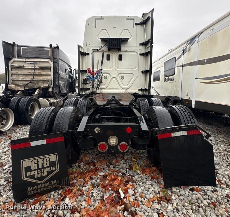 image for item YA1057 2016 Freightliner Cascadia semi truck