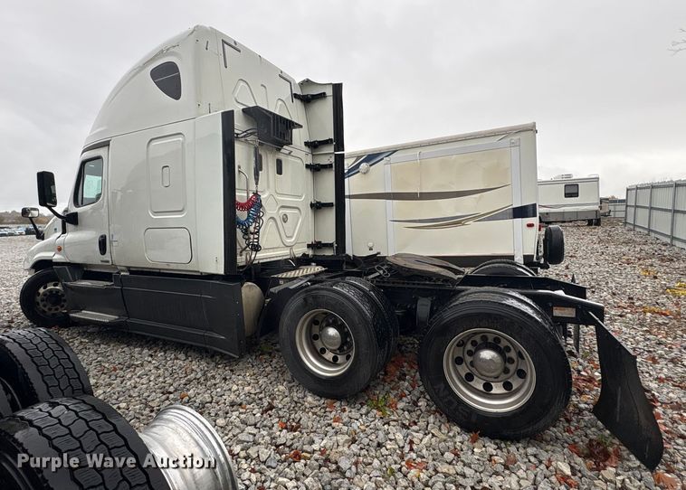 image for item YA1057 2016 Freightliner Cascadia semi truck