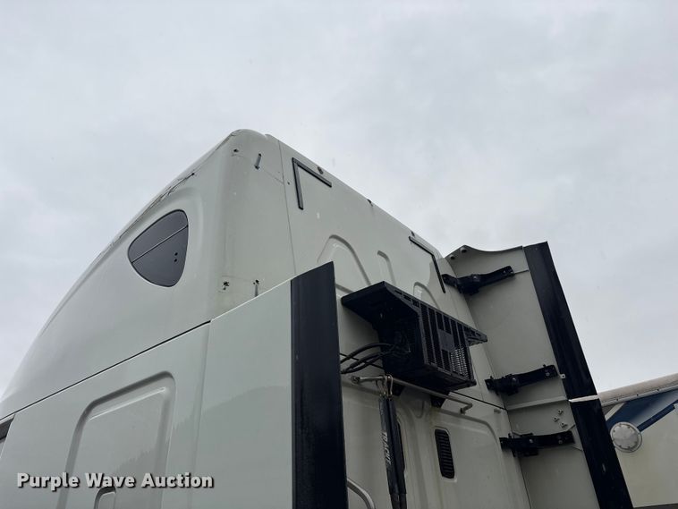 image for item YA1057 2016 Freightliner Cascadia semi truck