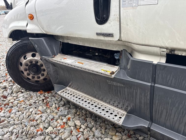 image for item YA1057 2016 Freightliner Cascadia semi truck