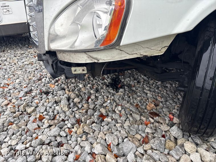 image for item YA1057 2016 Freightliner Cascadia semi truck