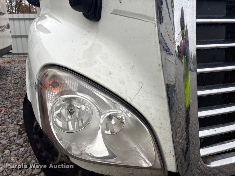 image for item YA1057 2016 Freightliner Cascadia semi truck