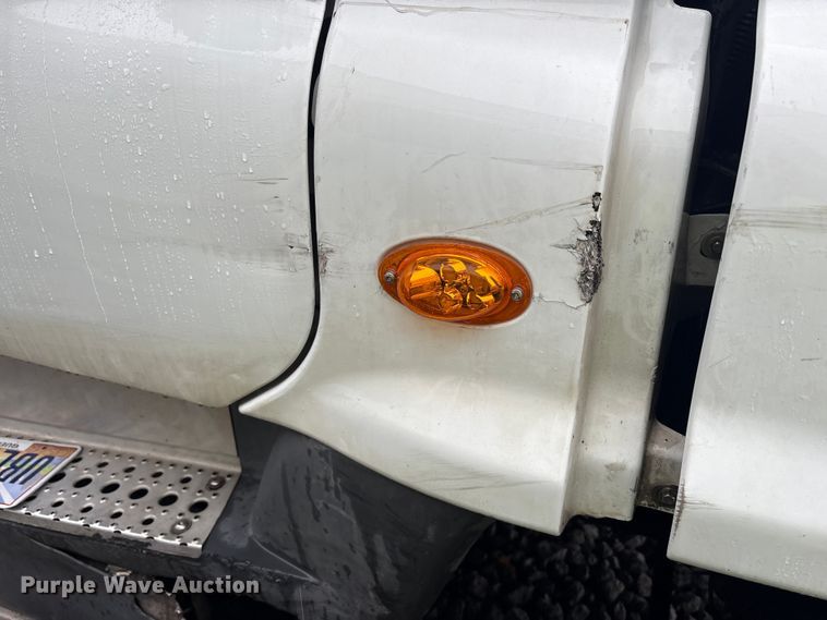 image for item YA1057 2016 Freightliner Cascadia semi truck