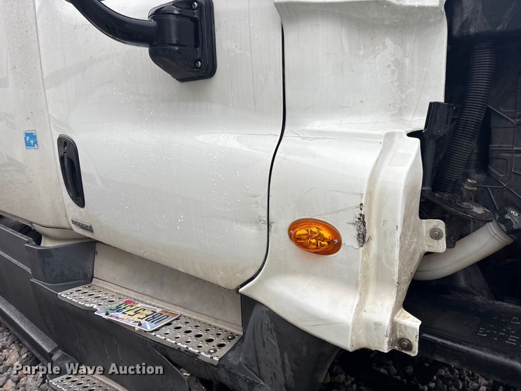 image for item YA1057 2016 Freightliner Cascadia semi truck