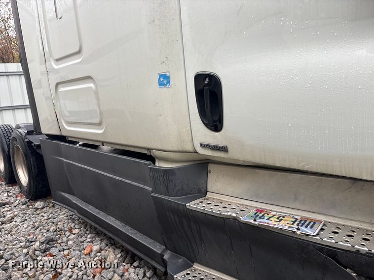 image for item YA1057 2016 Freightliner Cascadia semi truck