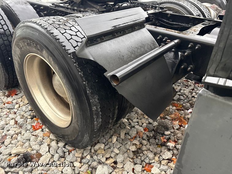 image for item YA1057 2016 Freightliner Cascadia semi truck