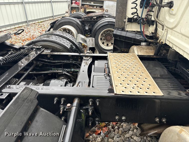 image for item YA1057 2016 Freightliner Cascadia semi truck