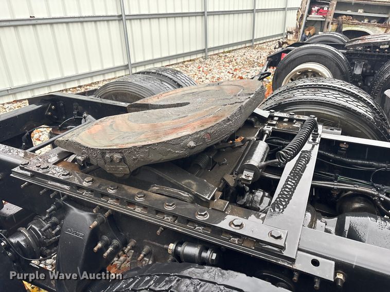 image for item YA1057 2016 Freightliner Cascadia semi truck