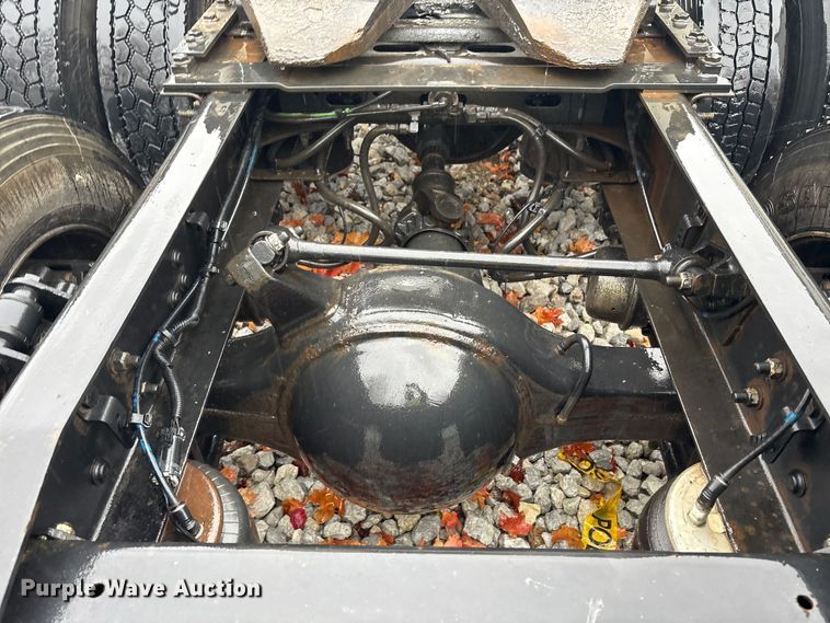 image for item YA1057 2016 Freightliner Cascadia semi truck