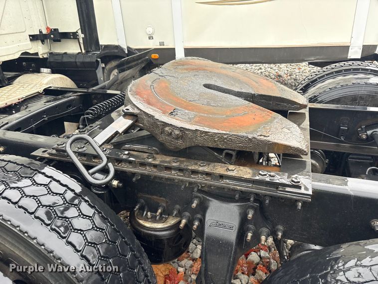 image for item YA1057 2016 Freightliner Cascadia semi truck