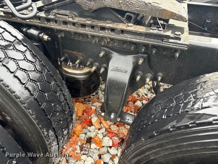 image for item YA1057 2016 Freightliner Cascadia semi truck