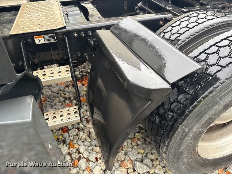 image for item YA1057 2016 Freightliner Cascadia semi truck