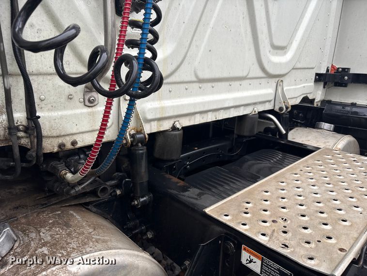 image for item YA1057 2016 Freightliner Cascadia semi truck