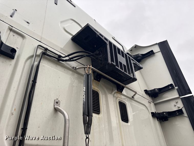 image for item YA1057 2016 Freightliner Cascadia semi truck