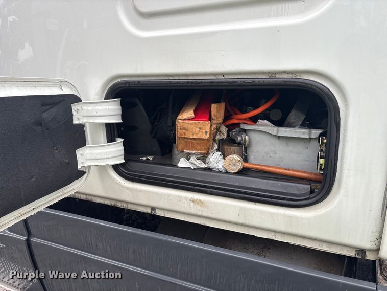 image for item YA1057 2016 Freightliner Cascadia semi truck