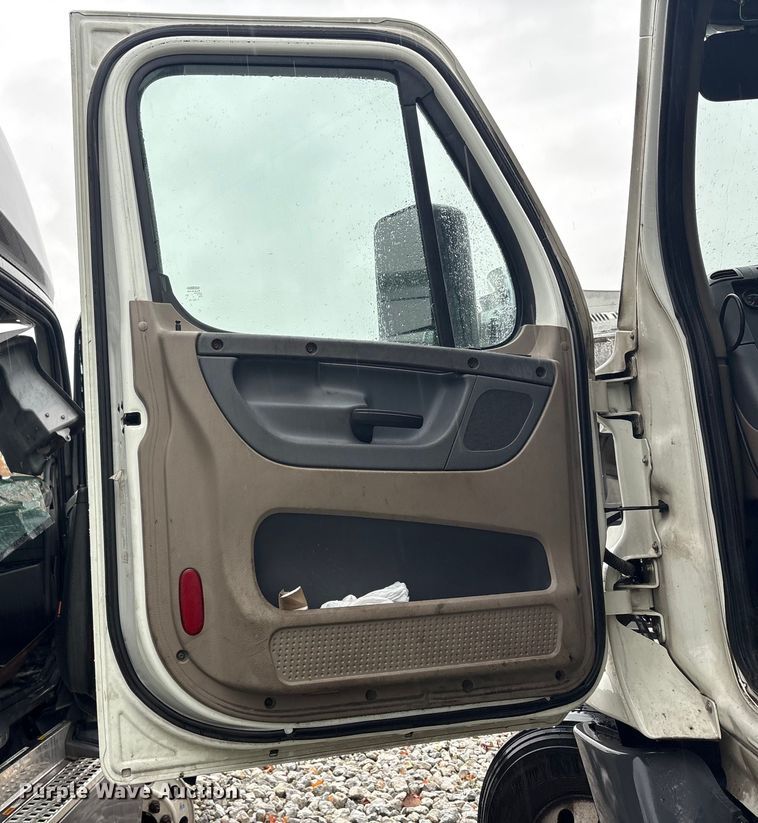 image for item YA1057 2016 Freightliner Cascadia semi truck