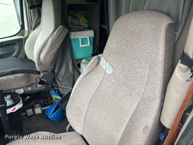 image for item YA1057 2016 Freightliner Cascadia semi truck