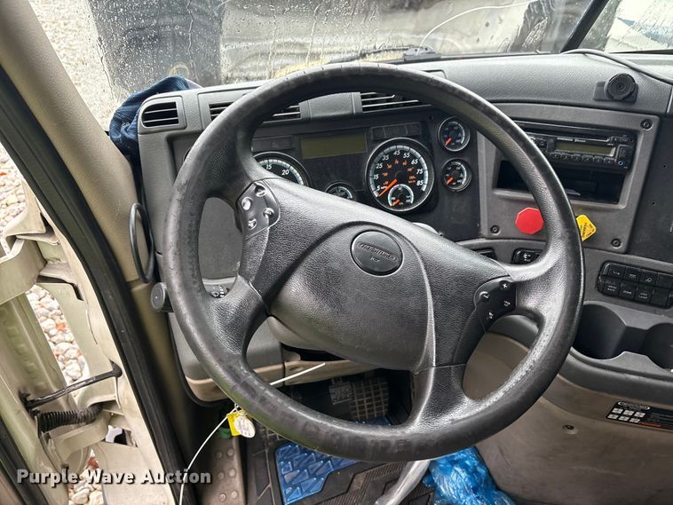 image for item YA1057 2016 Freightliner Cascadia semi truck