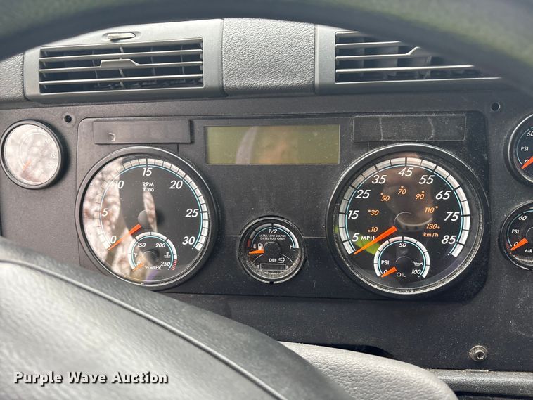 image for item YA1057 2016 Freightliner Cascadia semi truck