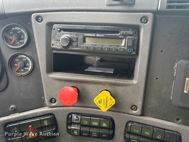 image for item YA1057 2016 Freightliner Cascadia semi truck