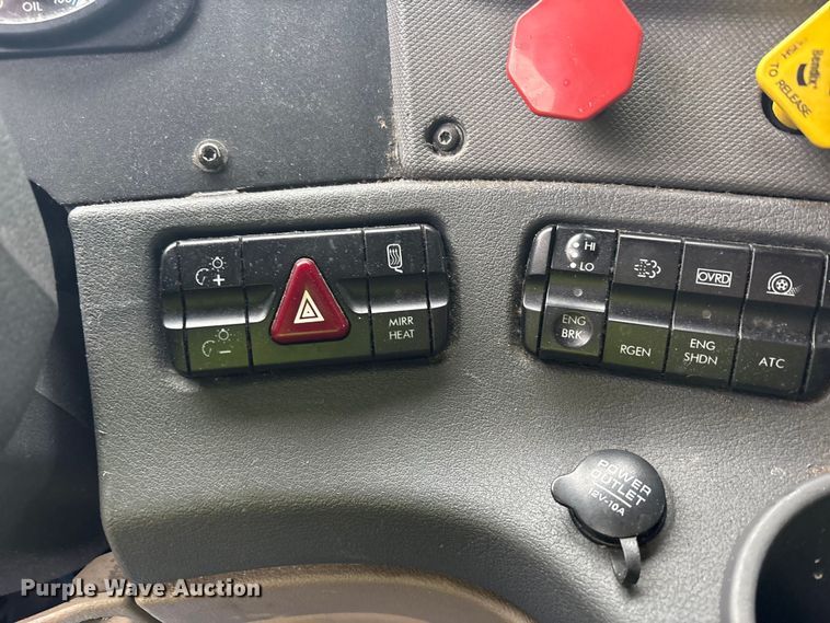 image for item YA1057 2016 Freightliner Cascadia semi truck