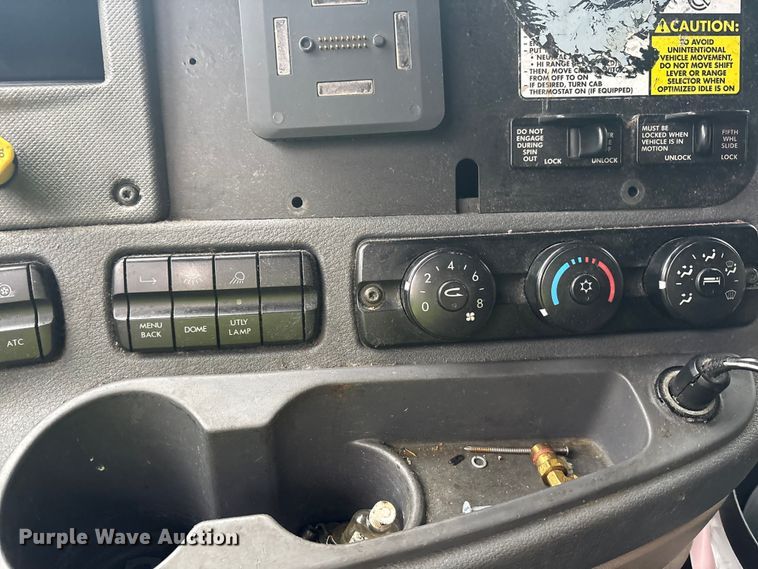 image for item YA1057 2016 Freightliner Cascadia semi truck