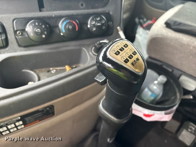 image for item YA1057 2016 Freightliner Cascadia semi truck