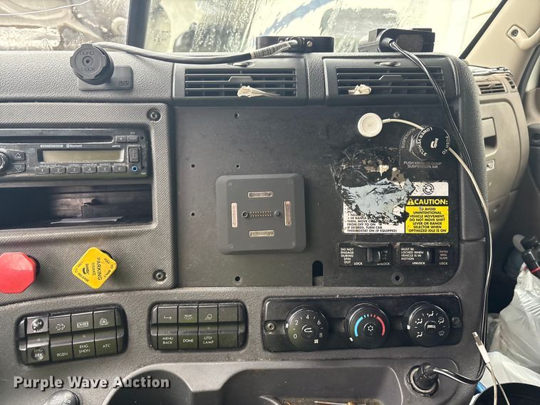 image for item YA1057 2016 Freightliner Cascadia semi truck