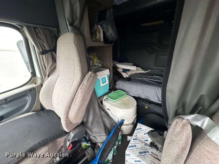 image for item YA1057 2016 Freightliner Cascadia semi truck