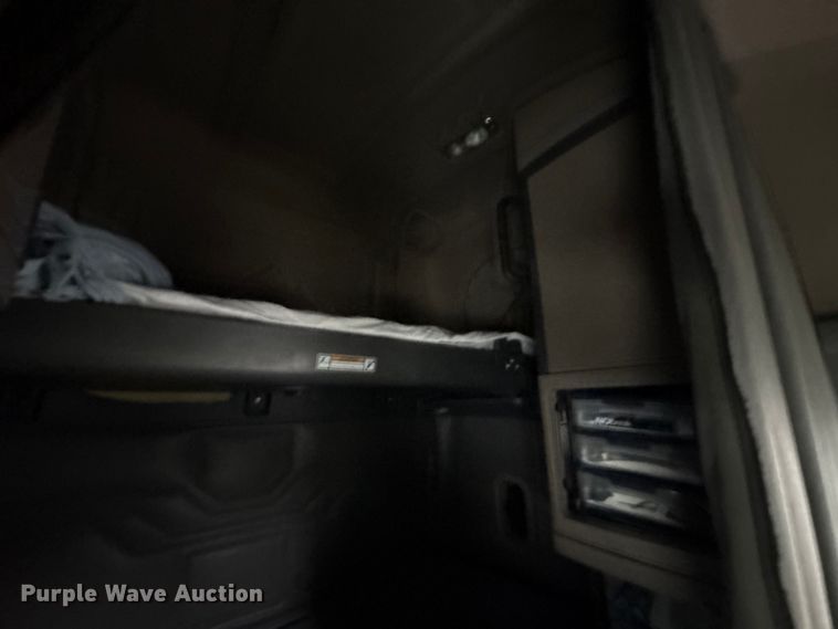 image for item YA1057 2016 Freightliner Cascadia semi truck