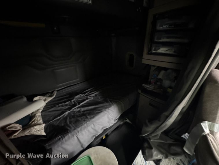 image for item YA1057 2016 Freightliner Cascadia semi truck