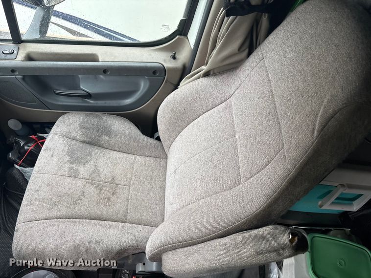 image for item YA1057 2016 Freightliner Cascadia semi truck