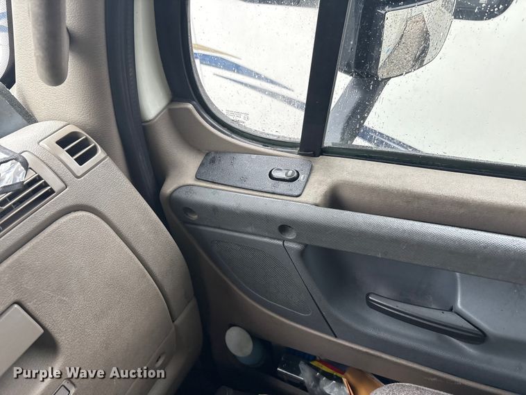 image for item YA1057 2016 Freightliner Cascadia semi truck