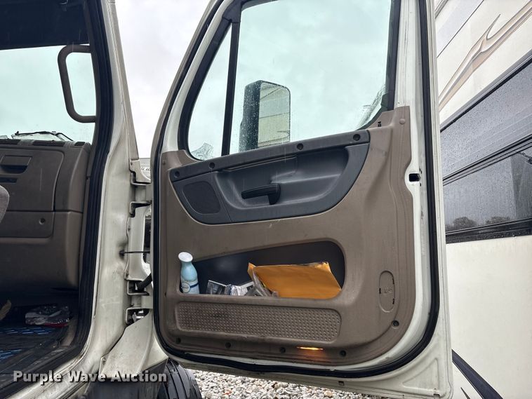 image for item YA1057 2016 Freightliner Cascadia semi truck