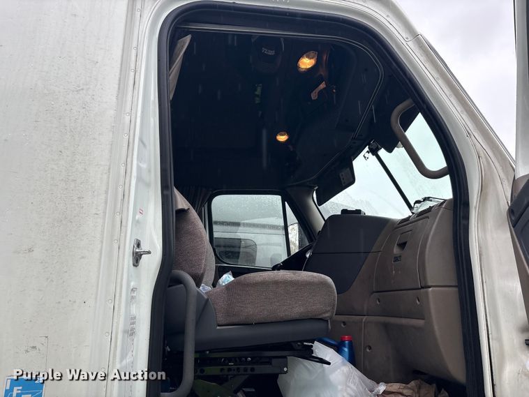 image for item YA1057 2016 Freightliner Cascadia semi truck